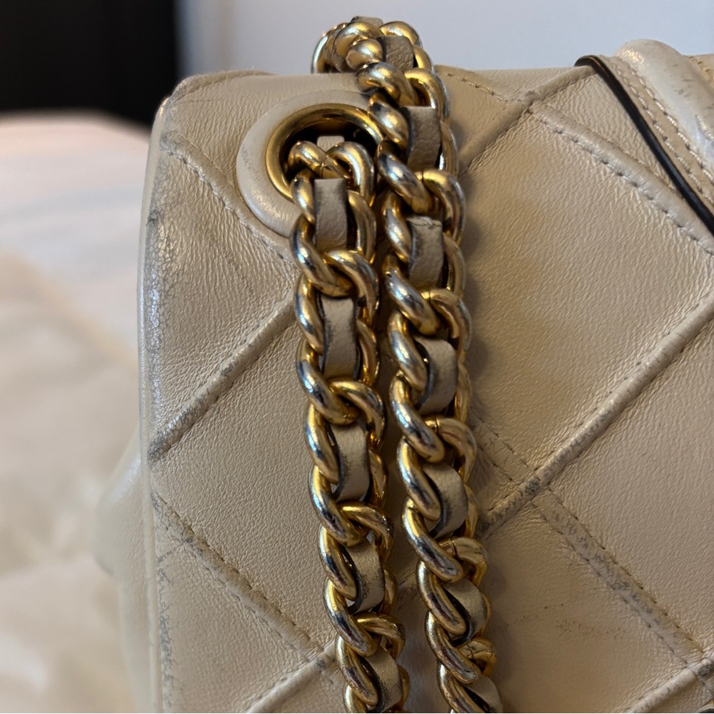 Tory Burch Fleming Used Soft Flap Fleming Bag in New Cream w/ Dust Bag Included - Picture 9 of 12